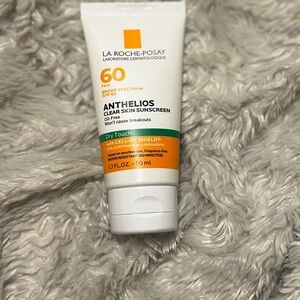 Anthelios Clear Skin Sunscreen SPF 60 - White and Orange